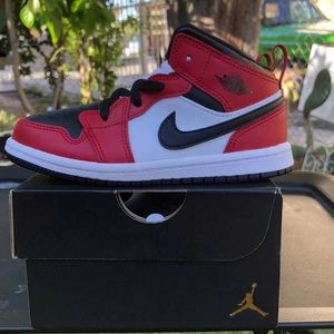 Air Jordan 1 Mid "Chicago Toe" Size 9c toddler
